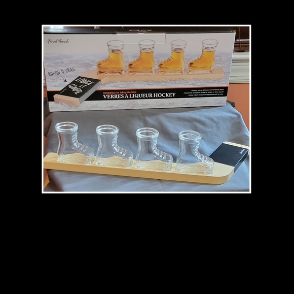 FINAL TOUCH ICE HOCKEY SHOT GLASSES WITH HOCKEY STICK GLASS HOLDER - Picture 5 of 8